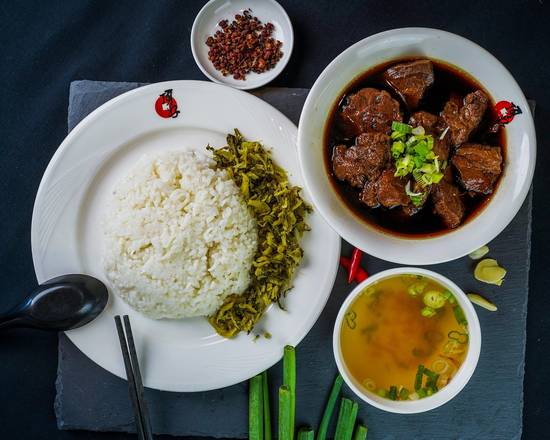 Rice with Braised Beef & Sauce 紅燒牛肉飯